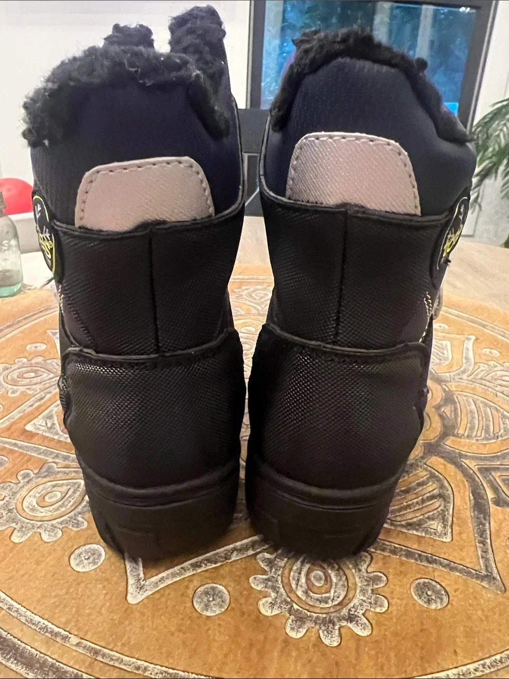 Boys size 10 Black TOTES Winter Boots with Fuzzy warm Lining. Reflective strips